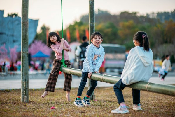Découvrez des approches passionnantes pour enseigner le jardinage biologique à vos enfants !